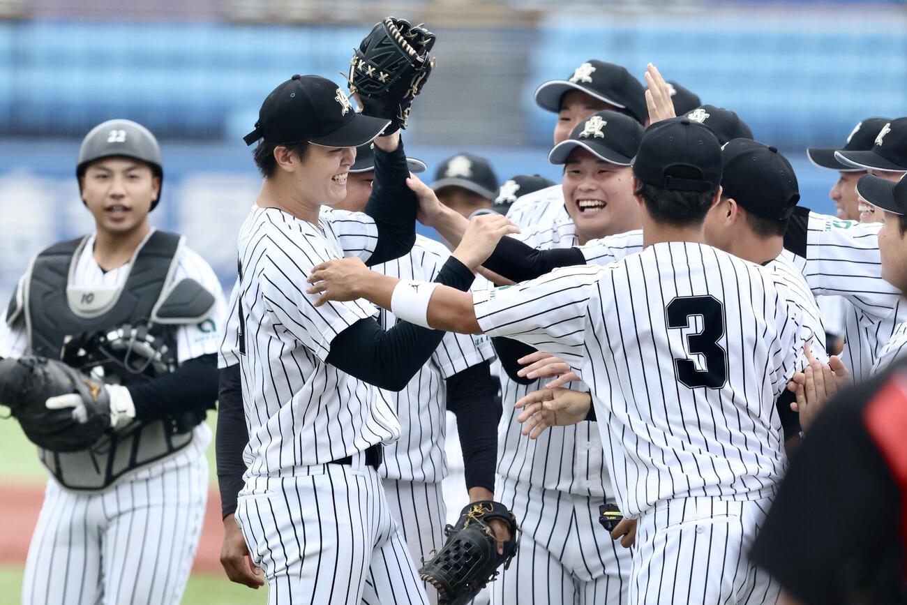 国学院大対亜大　ノーヒットノーランで国学院大に勝利し、チームメートから祝福を受ける亜大・川尻啓人（手前左）（撮影・河田真司）
