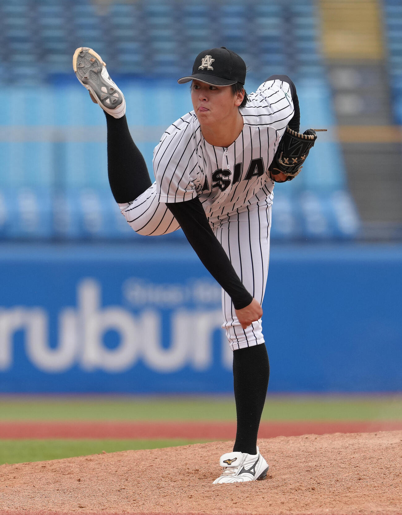 国学院大対亜大　無安打無得点試合を達成した亜大・川尻啓人（右端）（撮影・足立雅史）