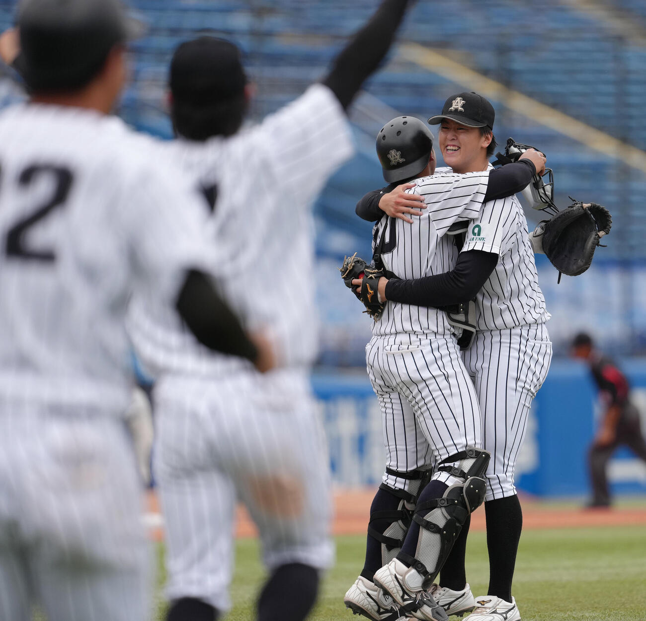 国学院大対亜大　無安打無得点試合を達成し、抱き合い喜ぶ亜大・川尻啓人（右端）（撮影・足立雅史）