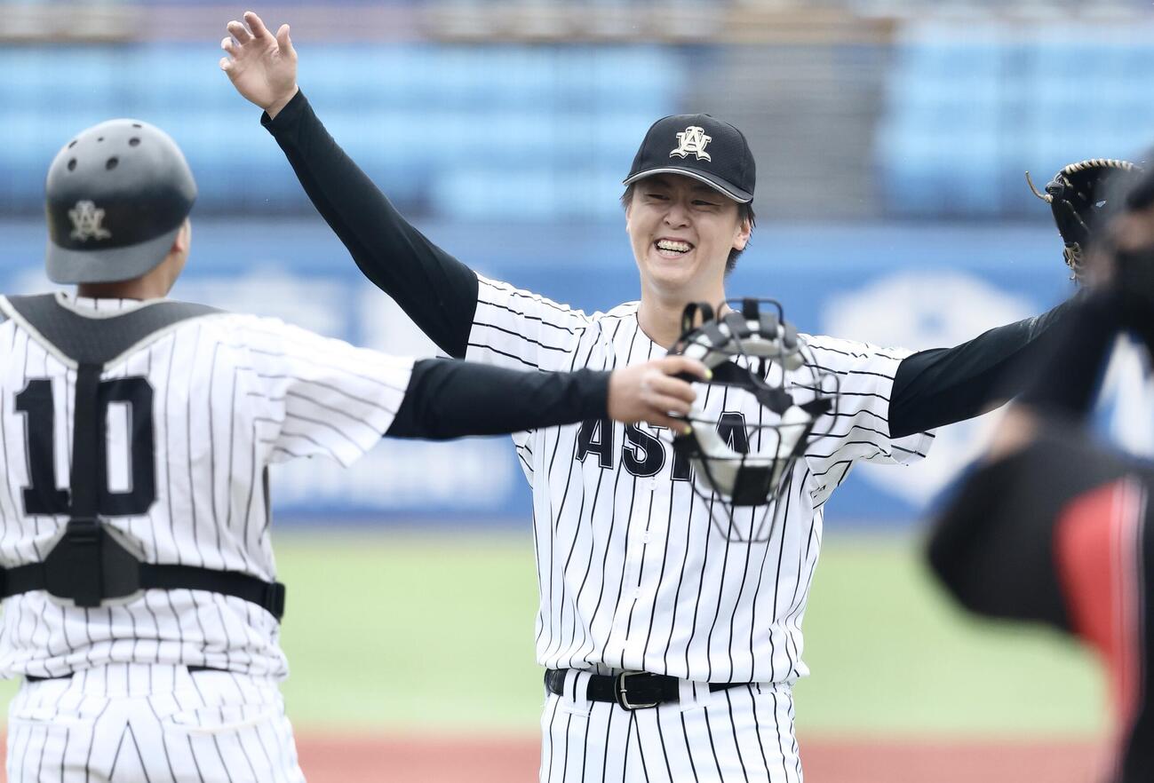 国学院大対亜大　ノーヒットノーランで国学院大に勝利し、前嶋藍（左）に迎えられる亜大・川尻啓人（撮影・河田真司）