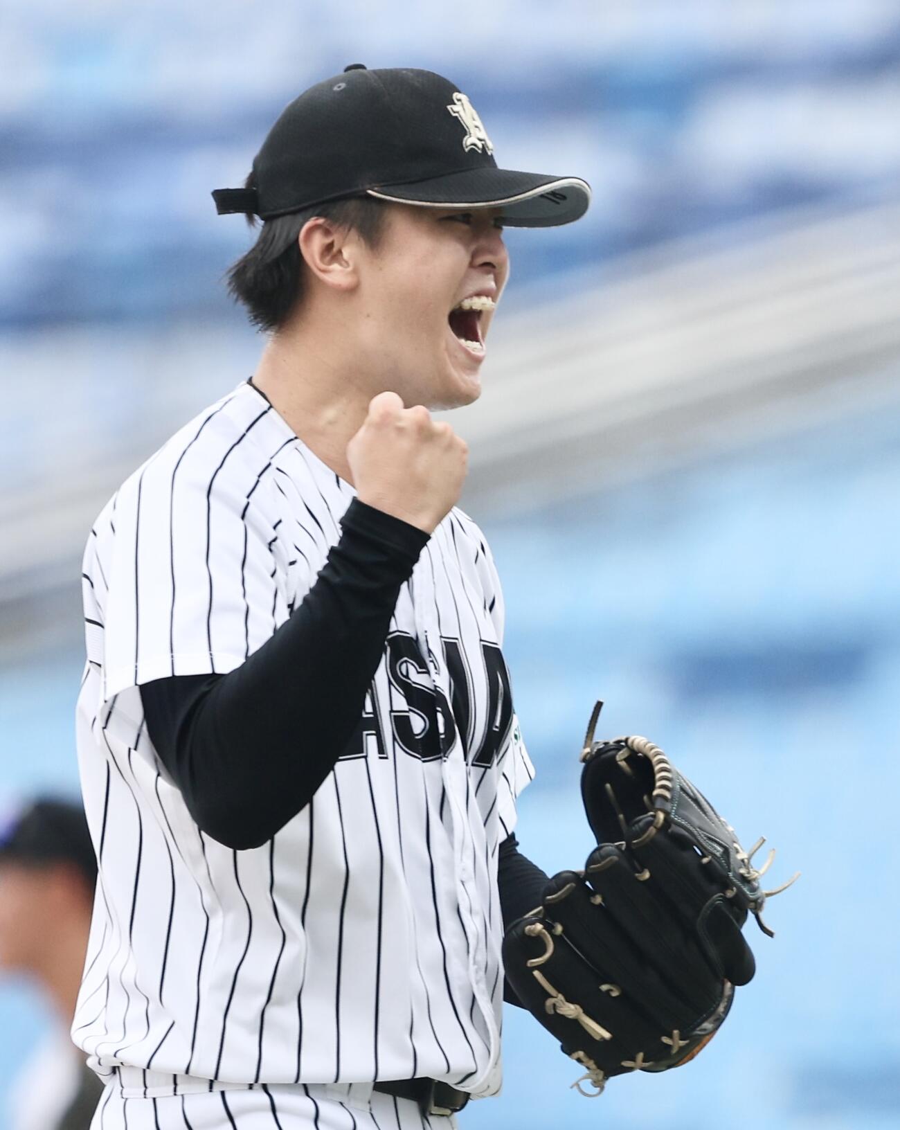 国学院大対亜大　5回表を抑え雄たけびを上げる亜大・川尻啓人（撮影・河田真司）