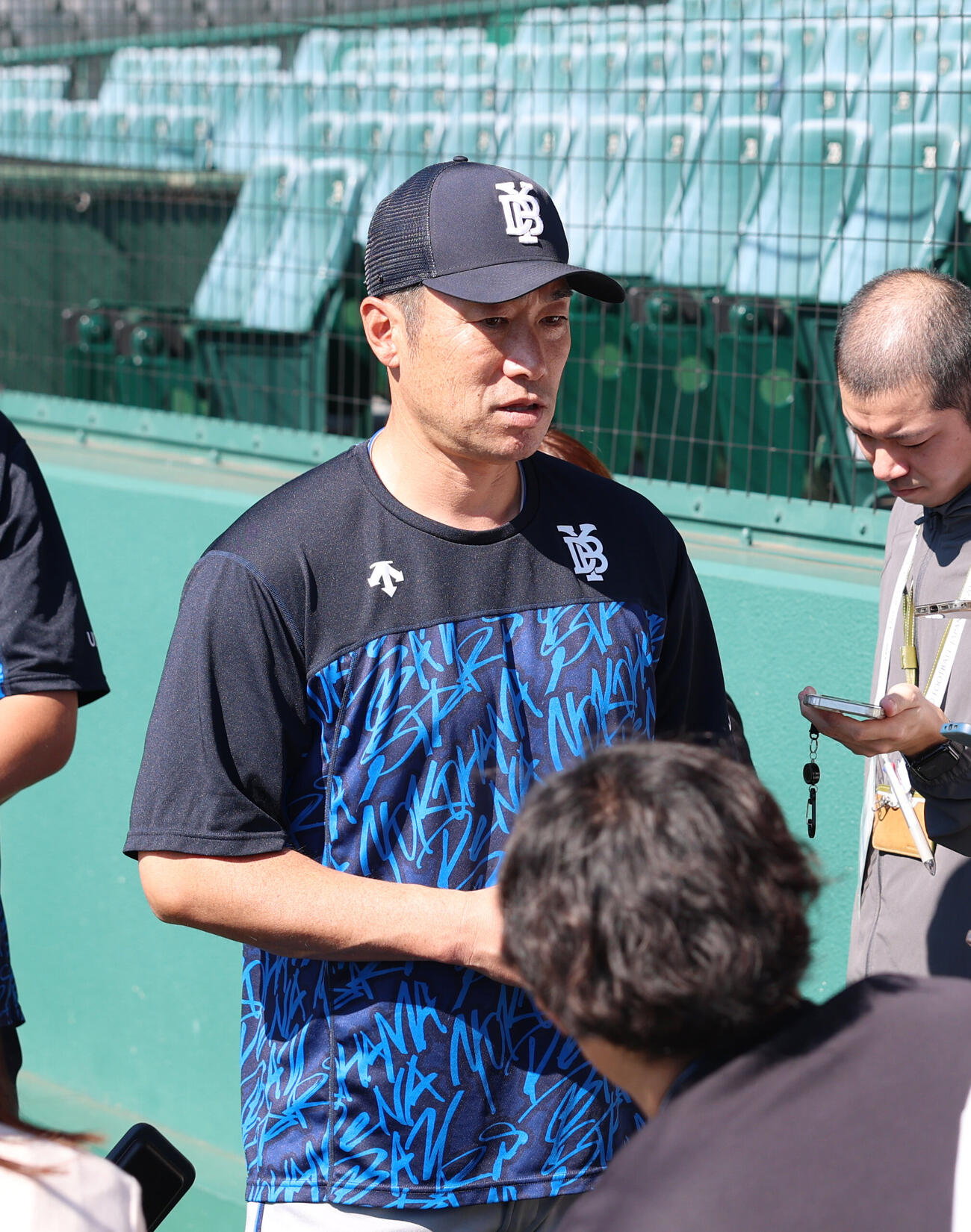 CS前日練習で囲み取材を受けるDeNA相川亮二監督（撮影・増田悦実）