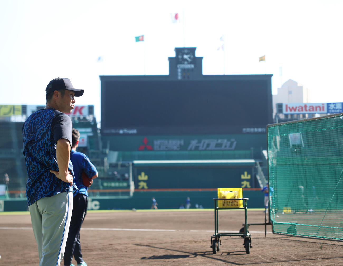 CS前日練習を見守るDeNA相川亮二監督（撮影・増田悦実）