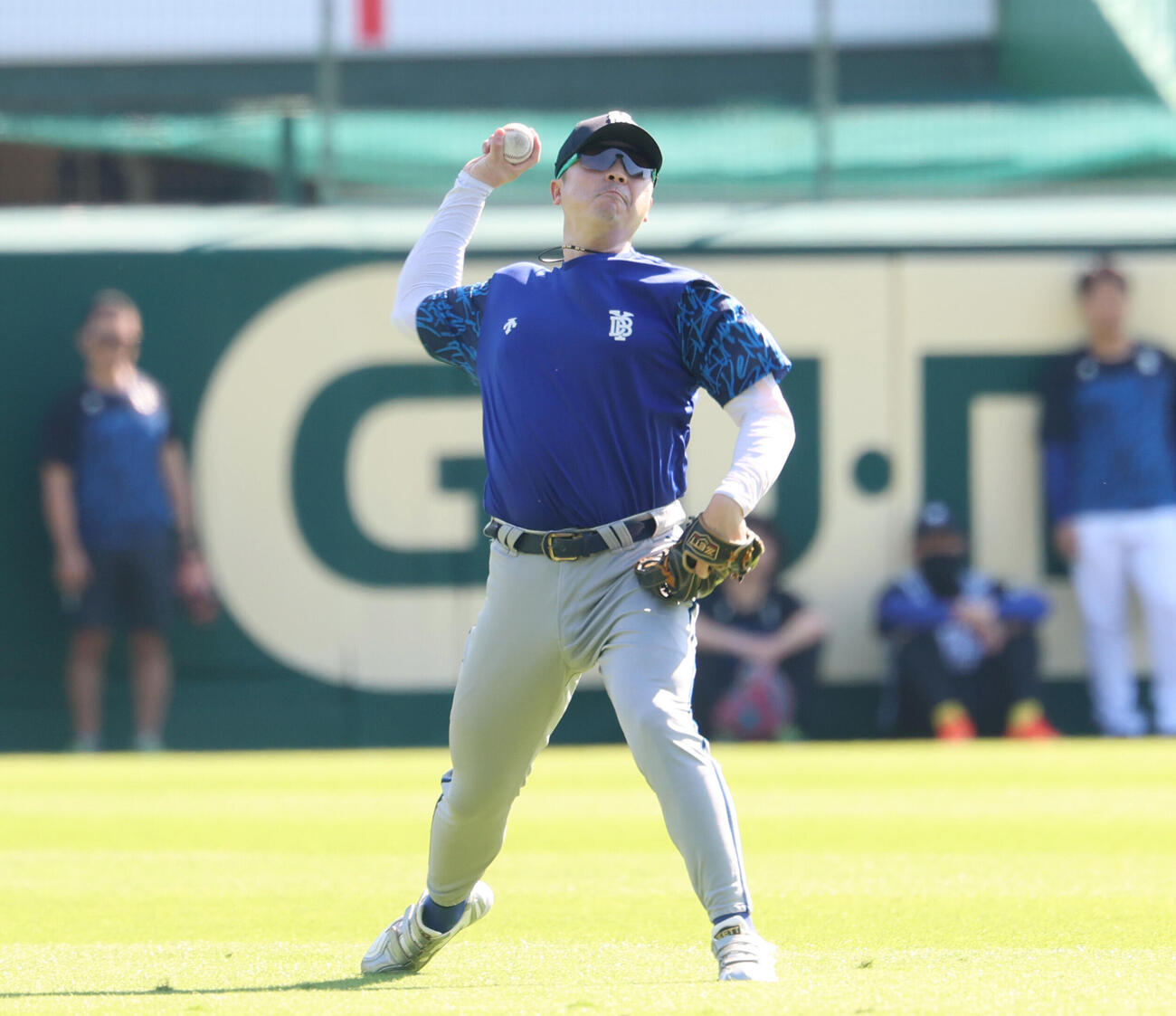 CS前日練習でノックを受けるDeNA佐野恵太（撮影・増田悦実）