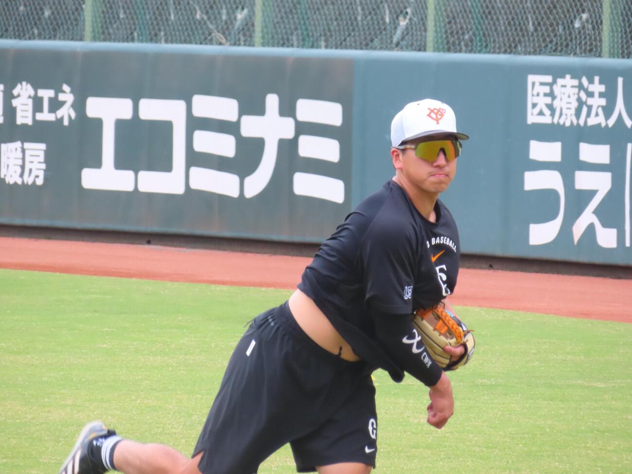巨人練習　キャッチボールをする大勢
