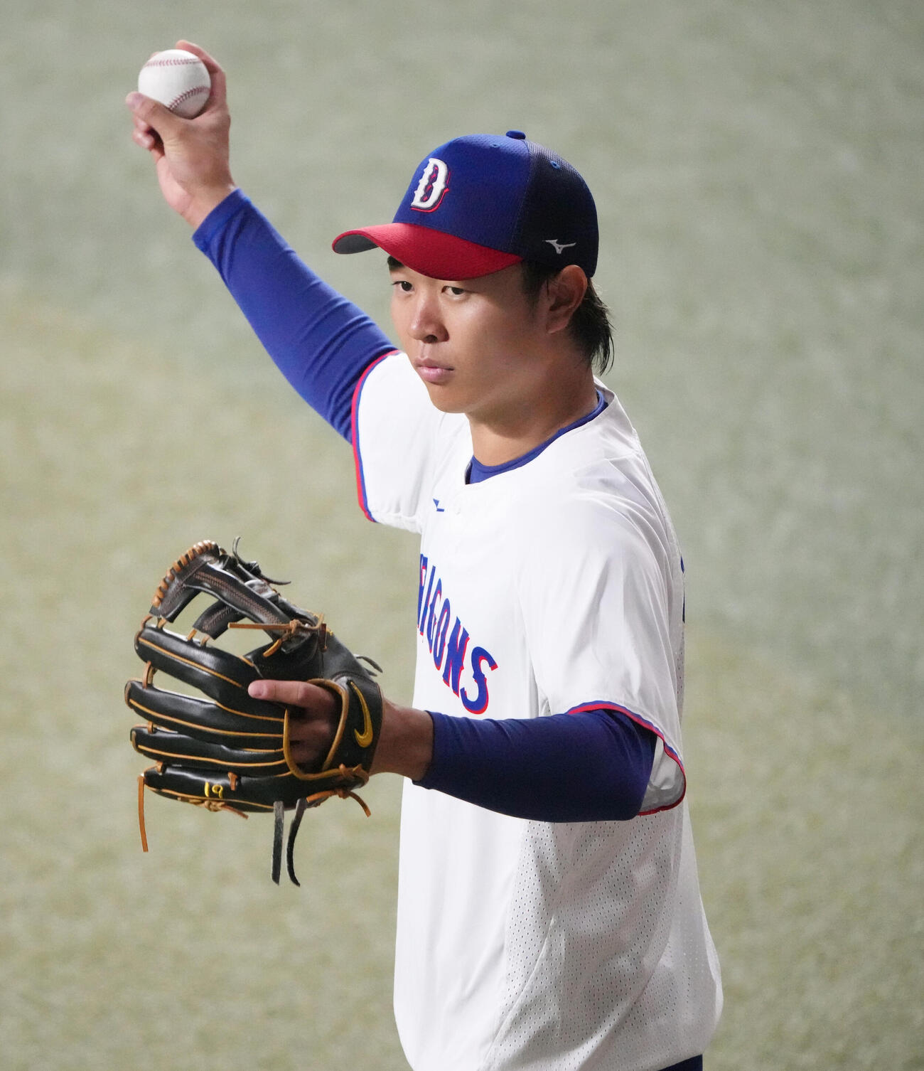 秋季練習でキャッチボールをする高橋宏斗（撮影・森本幸一）