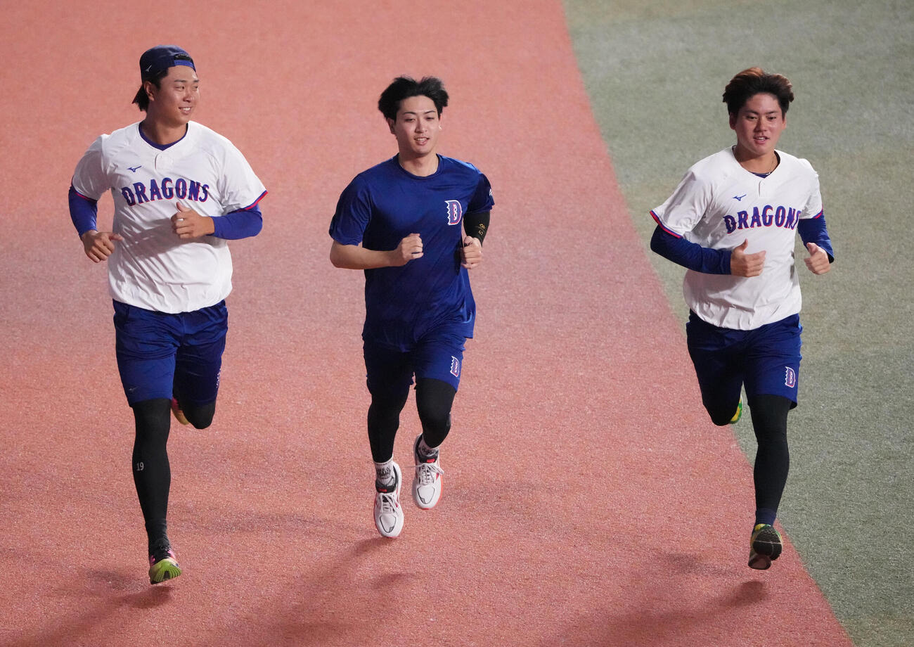 秋季練習でランニングをする左から高橋宏斗、吉田聖弥、金丸夢斗（撮影・森本幸一）