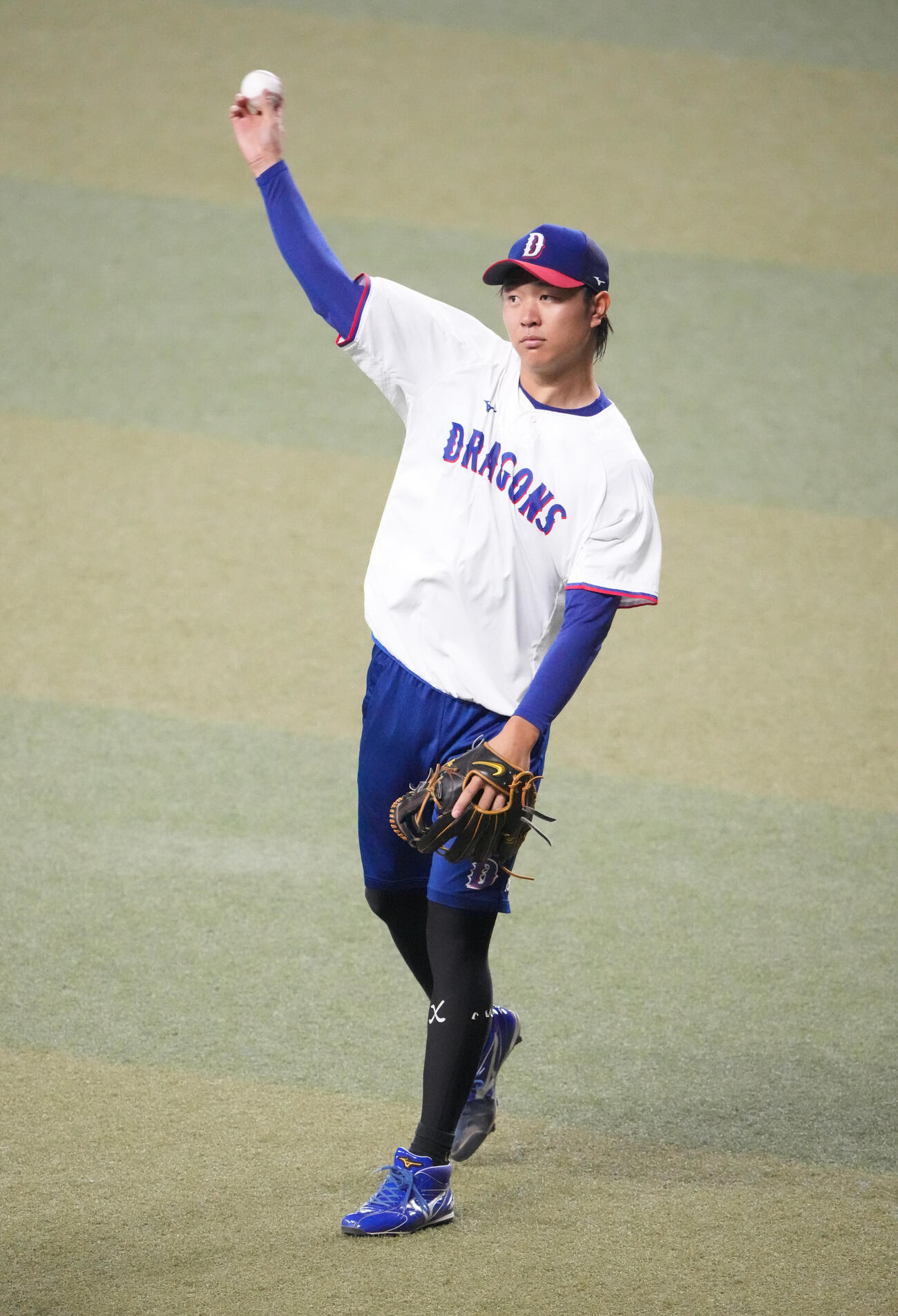 秋季練習でキャッチボールをする高橋宏斗（撮影・森本幸一）