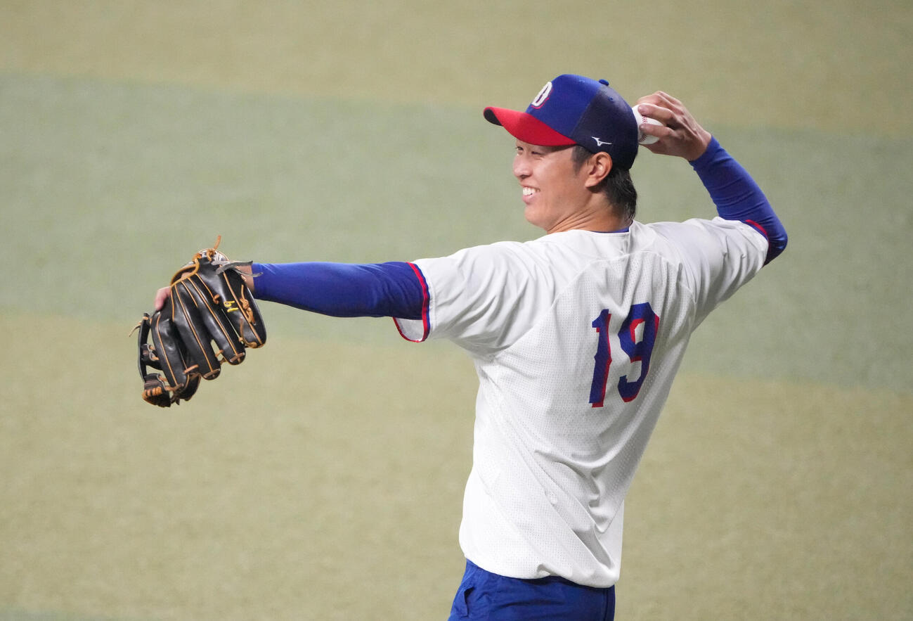 秋季練習でキャッチボールをする高橋宏斗（撮影・森本幸一）