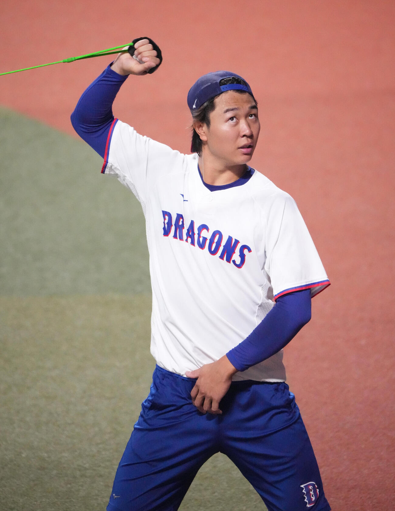 秋季練習でチューブを使いトレーニングをする高橋宏斗（撮影・森本幸一）