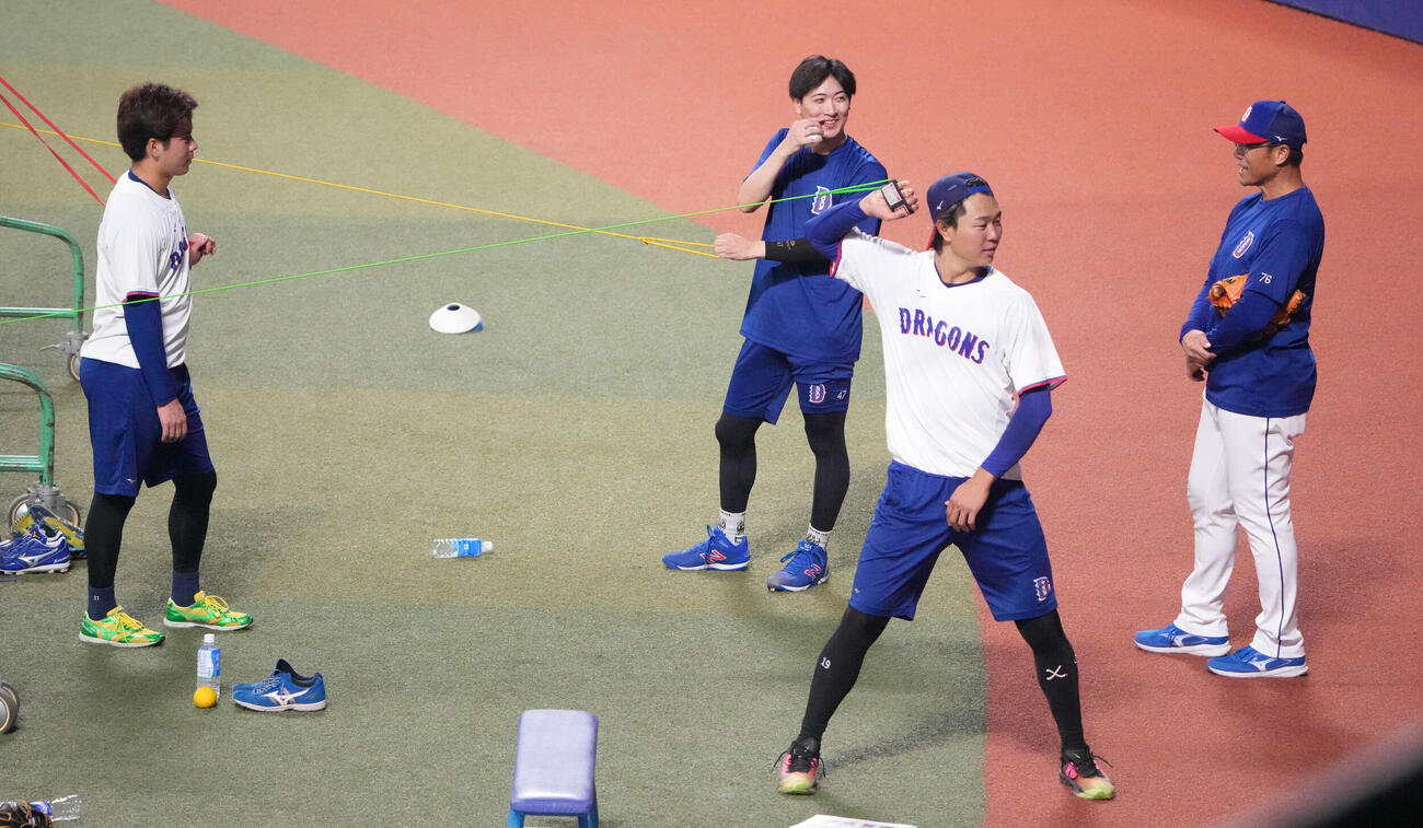 秋季練習で高橋宏斗（右から2人目）はチューブを使いトレーニングをする。左から金丸夢斗、吉田聖弥（撮影・森本幸一）