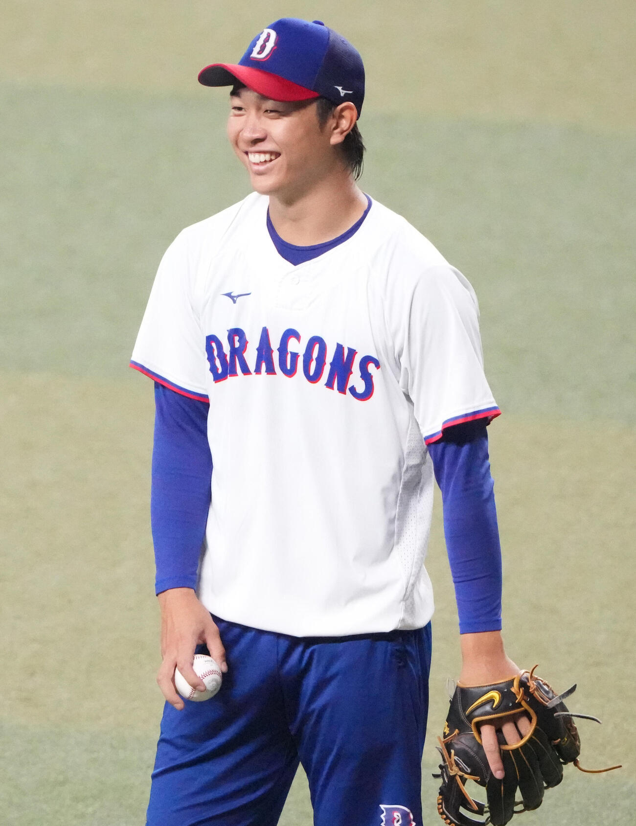 秋季練習でキャッチボールの合間に明るい表情を見せる高橋宏斗（撮影・森本幸一）