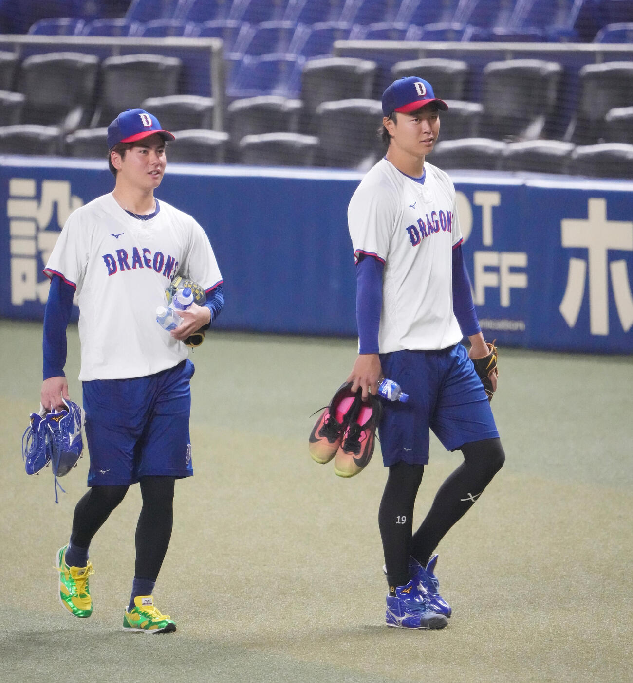 秋季練習を終え引き揚げる高橋宏斗（右）と金丸夢斗（撮影・森本幸一）