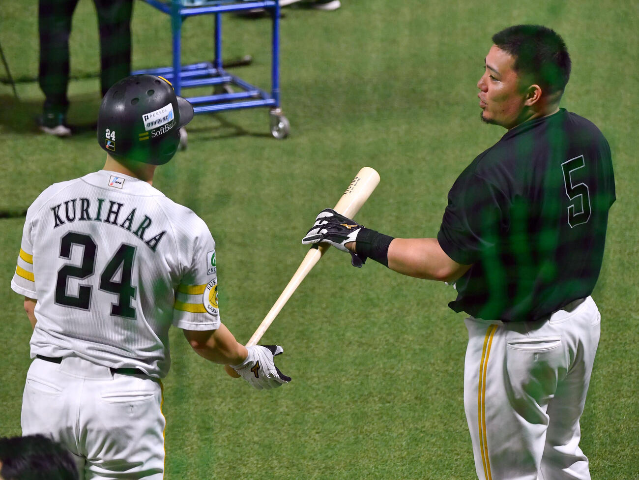 パーソルCSパ　ファイナルステージの前日練習で栗原陵矢（左）と話すソフトバンク山川穂高（撮影・岩下翔太）