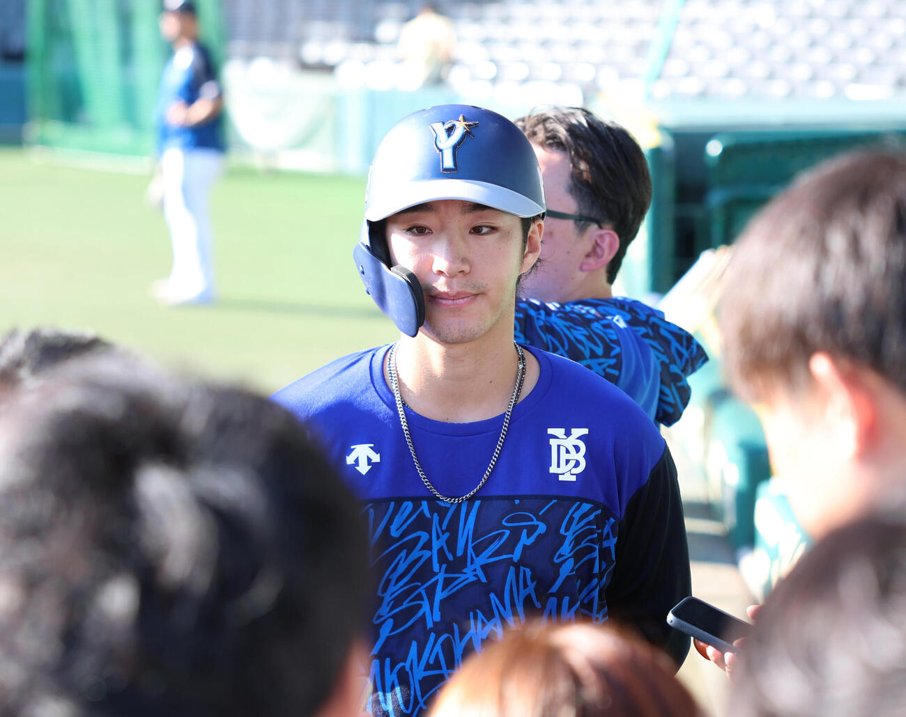 CS前日練習で囲み取材を受けるDeNA度会隆輝（撮影・増田悦実）