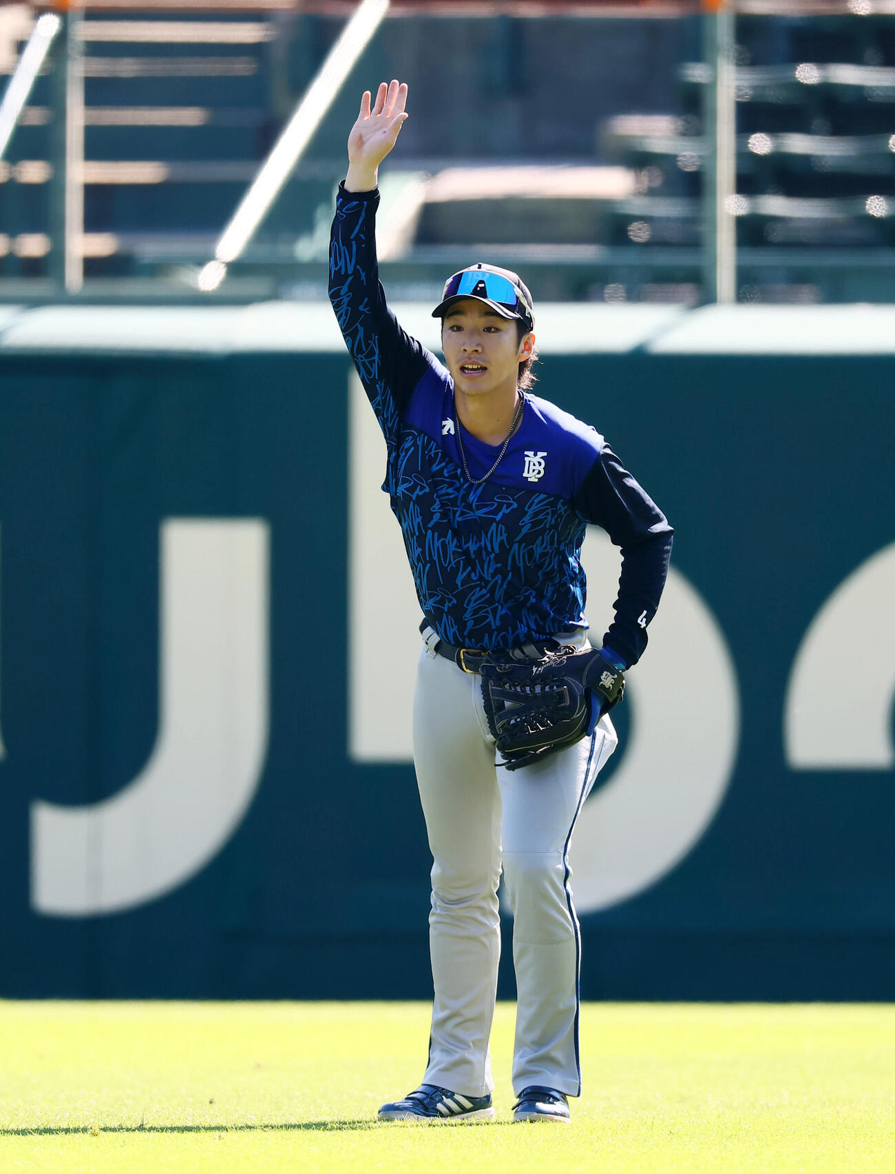 CSファイナル前日練習　シートノックで手を挙げるDeNA度会隆輝（撮影・加藤哉）