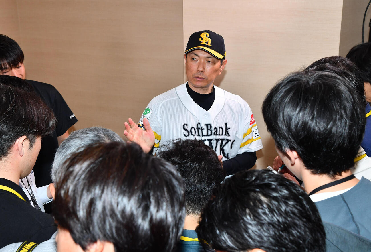 パーソルCSパ　ファイナルステージ前日会見を終えて囲み取材を受けるソフトバンク小久保裕紀監督（撮影・岩下翔太）