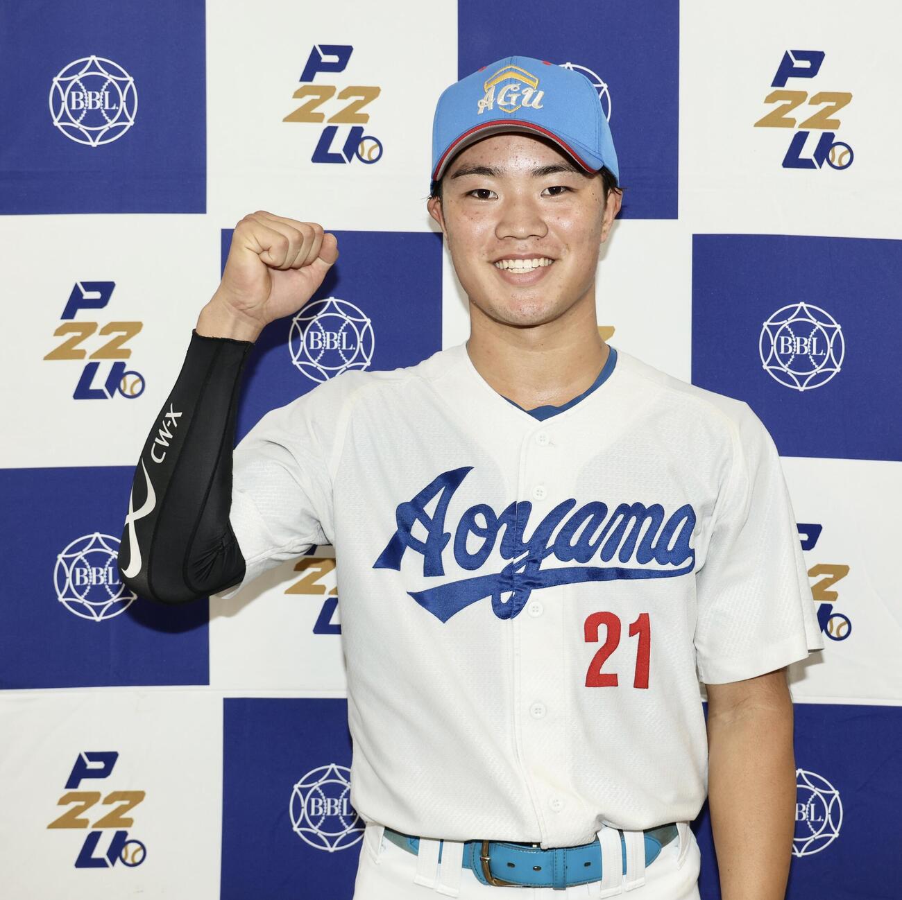 青学大対立正大　試合後、笑顔で写真に納まる青学大・能美誠也（撮影・河田真司）