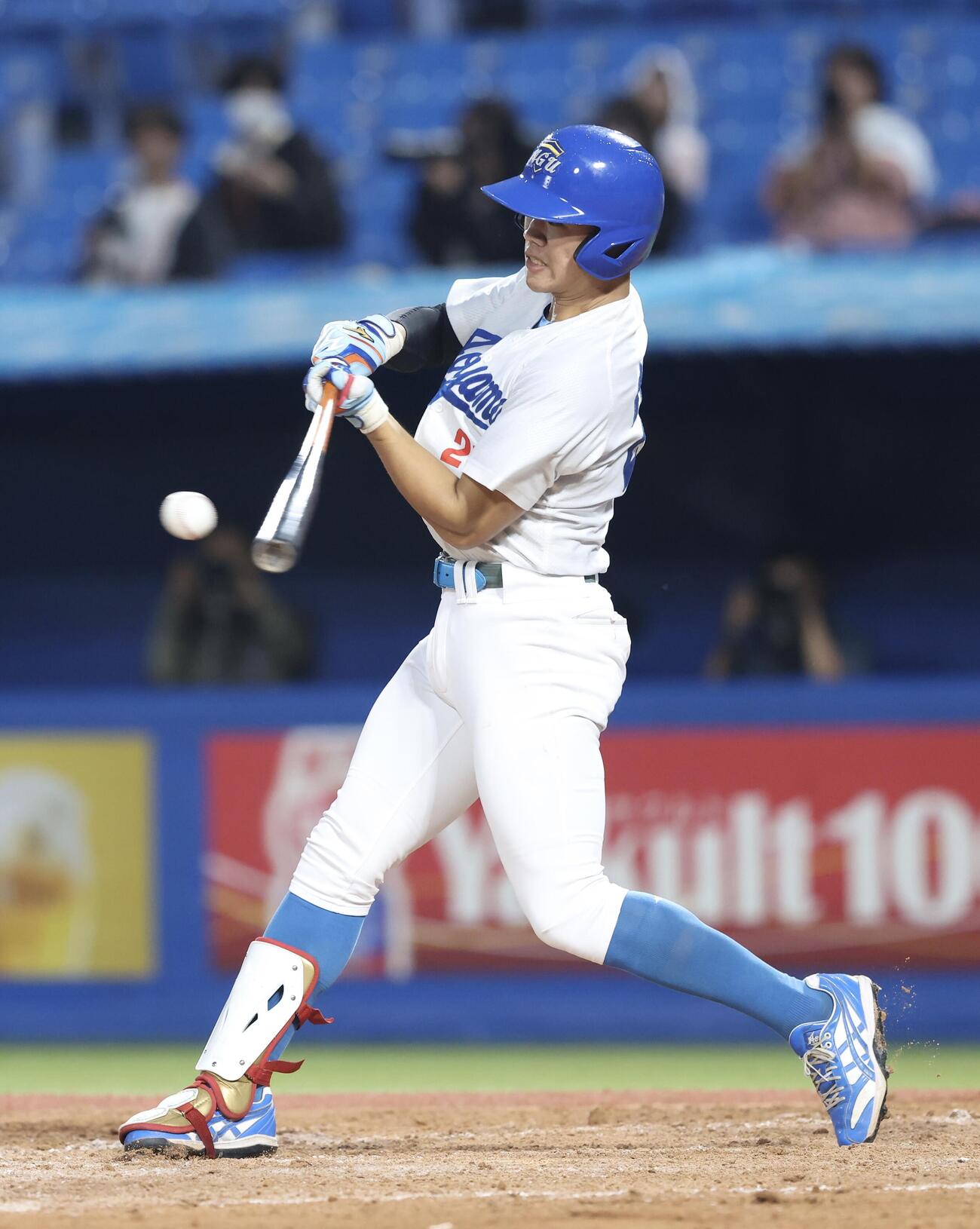 青学大対立正大　9回表青学大1死二、三塁、右前適時打を放つ能美誠也（撮影・河田真司）