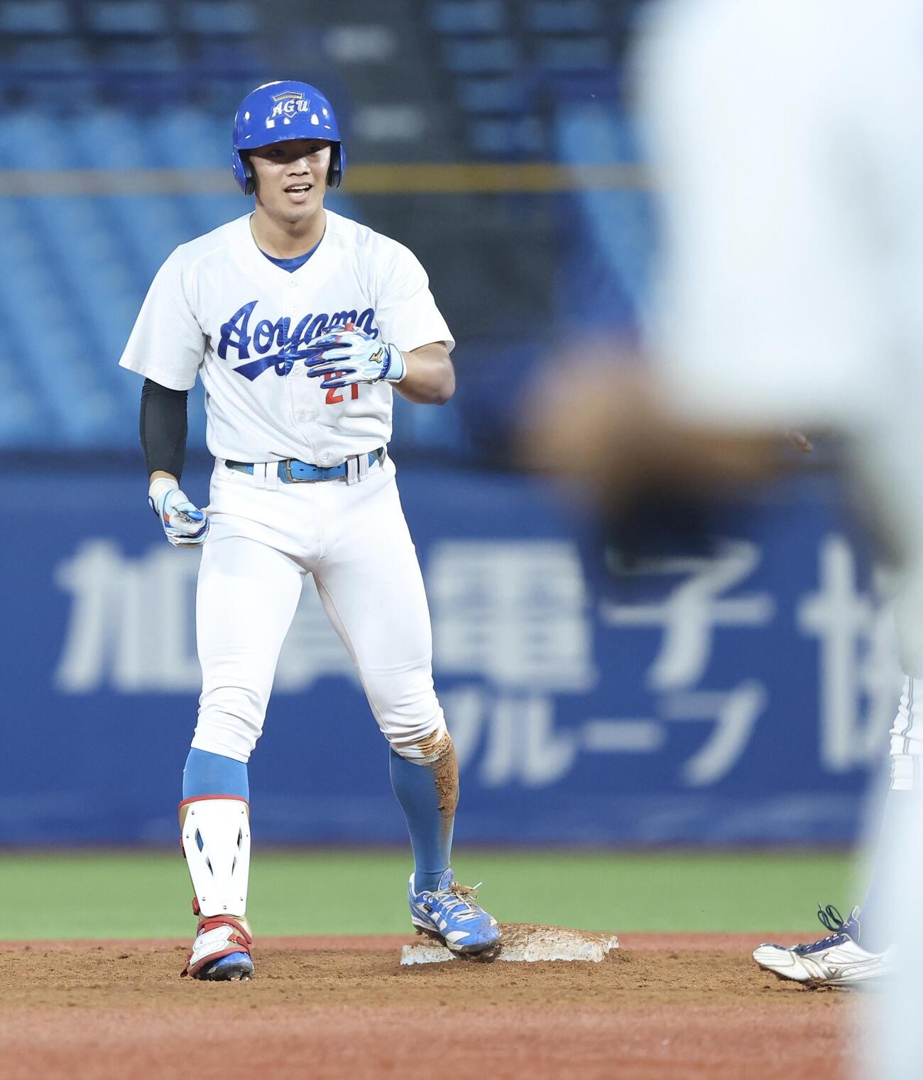 青学大対立正大　9回表青学大1死二、三塁、右前適時打を放った後、二塁進塁する能美誠也（撮影・河田真司）
