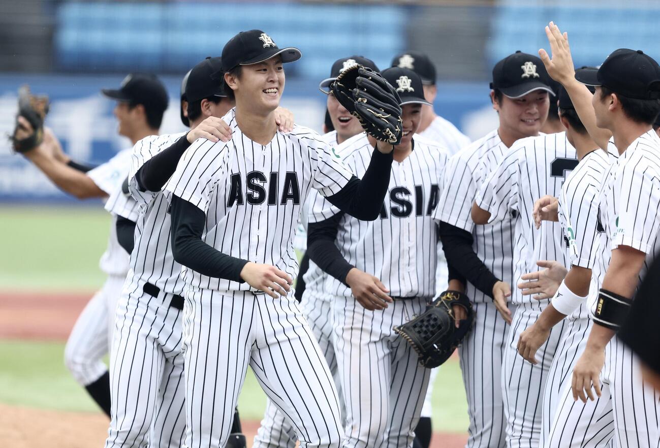 国学院大対亜大　ノーヒットノーランで国学院大に勝利し、チームメートから祝福を受ける亜大・川尻啓人（左）（撮影・河田真司）