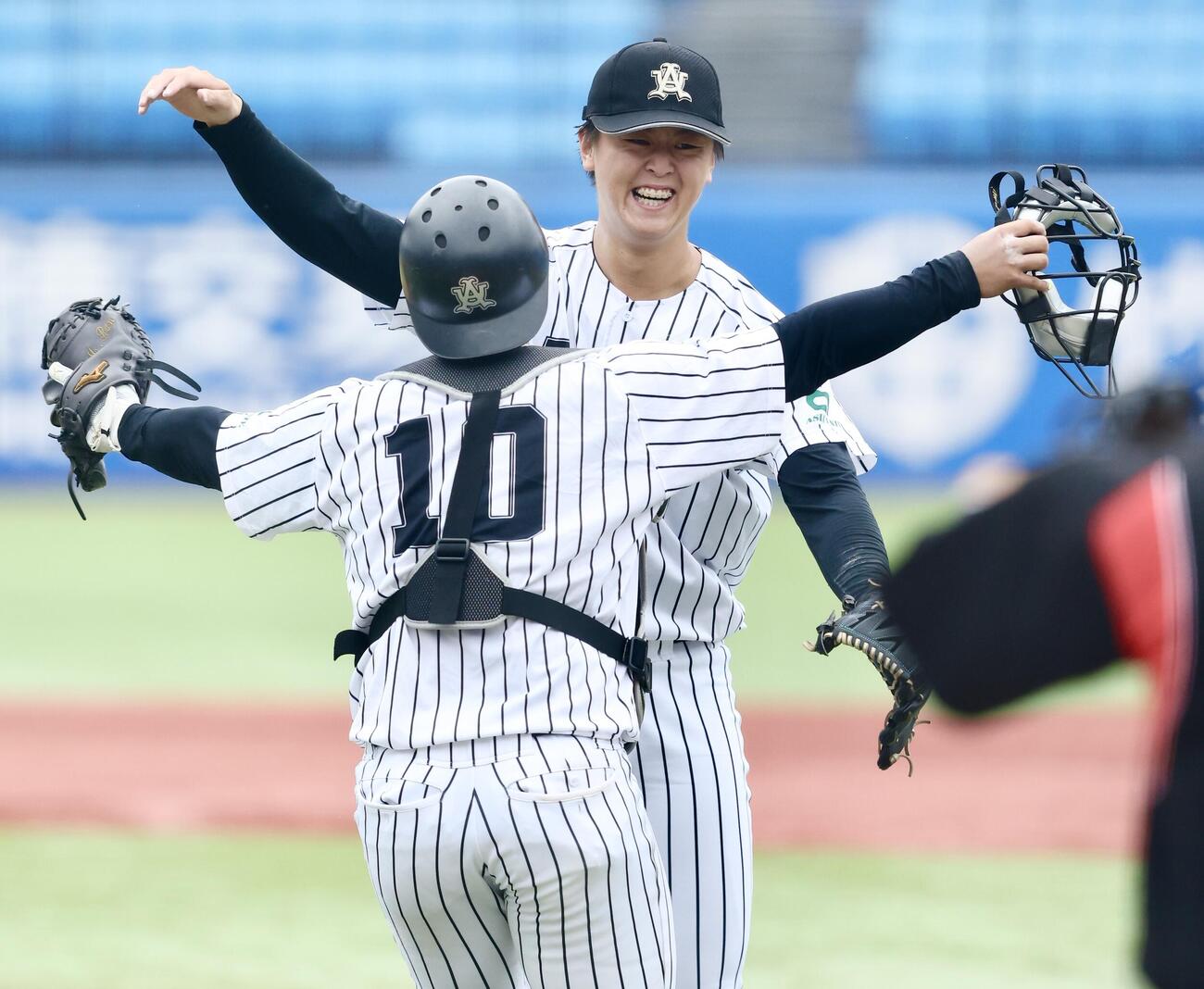 国学院大対亜大　ノーヒットノーランで国学院大に勝利し、前嶋藍（手前）に迎えられる亜大・川尻啓人（撮影・河田真司）