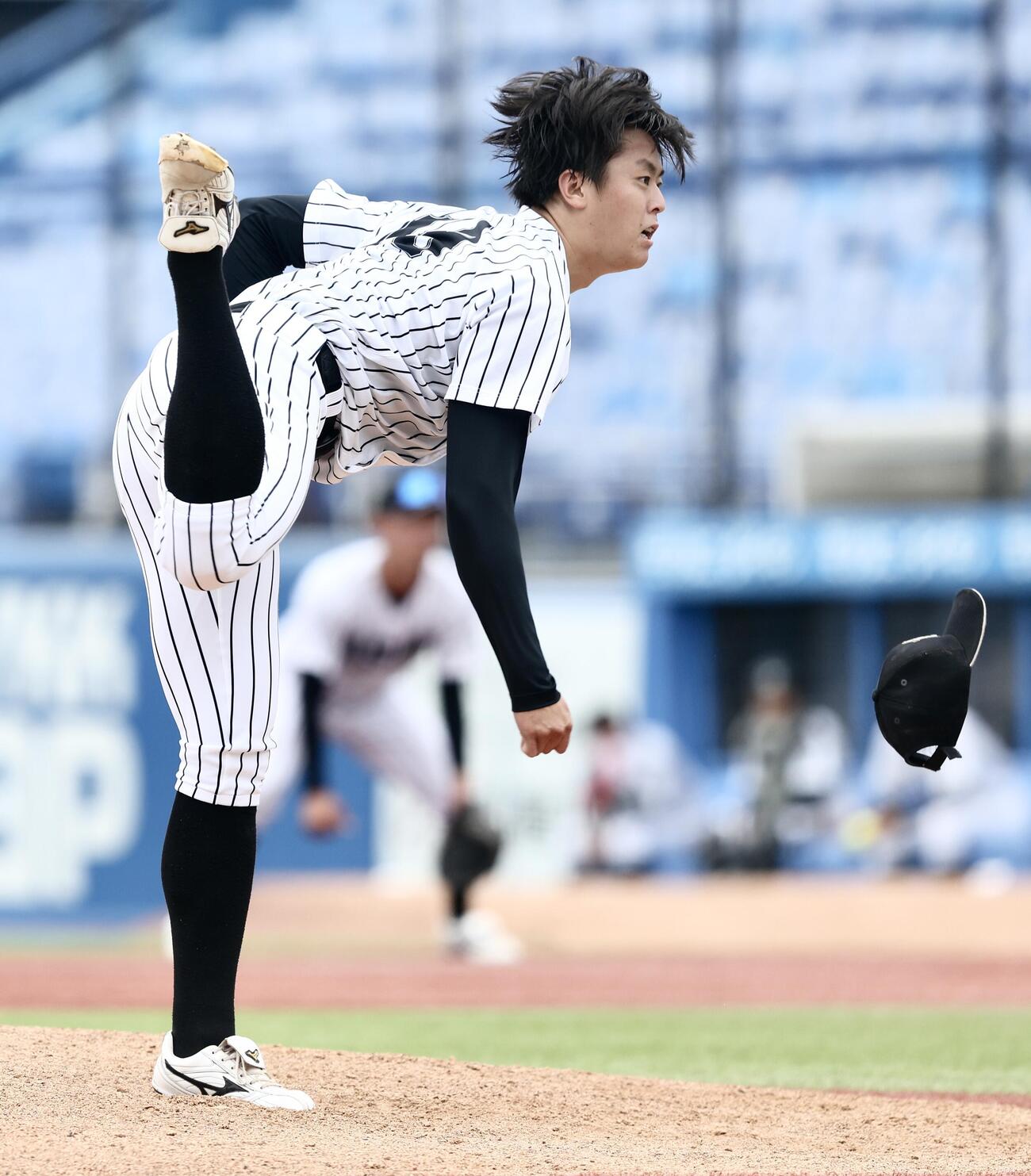 国学院大対亜大　4回表、力投する亜大・川尻啓人（撮影・河田真司）