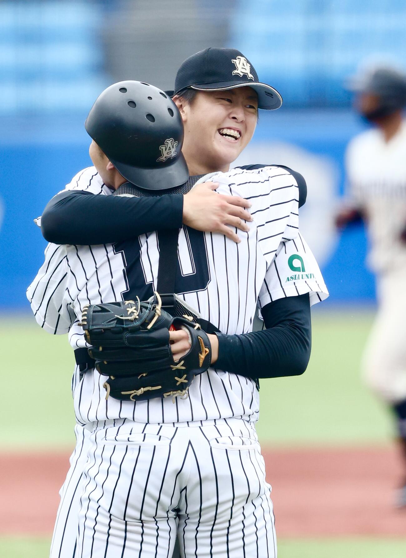 国学院大対亜大　ノーヒットノーランで国学院大に勝利し、前嶋藍（手前）とたたえ合う亜大・川尻啓人（撮影・河田真司）
