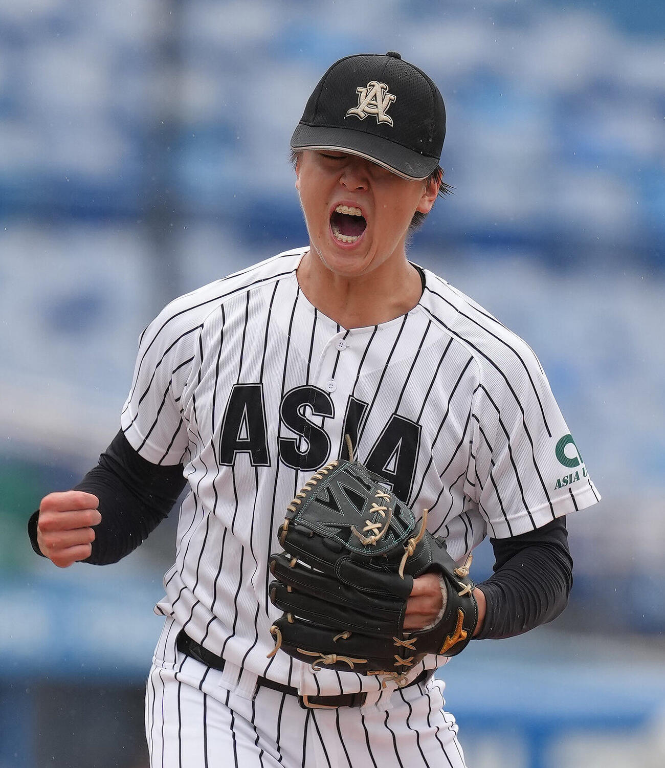 国学院大対亜大　6回表国学院大2死一、二塁、石野蓮授を空振り三振に仕留めガッツポーズする川尻啓人（撮影・足立雅史）