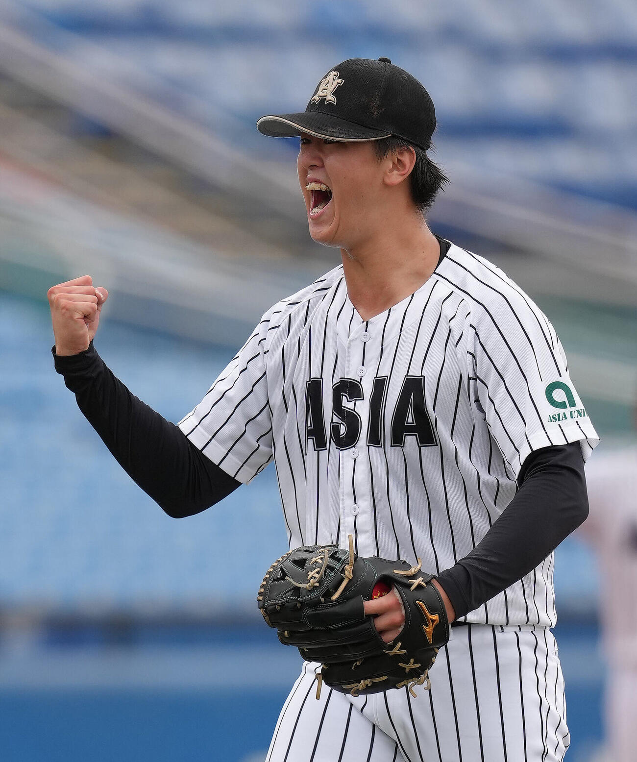 国学院大対亜大　5回表国学院大2死二、三塁、花田悠月を二直に仕留めガッツポーズする川尻啓人（撮影・足立雅史）