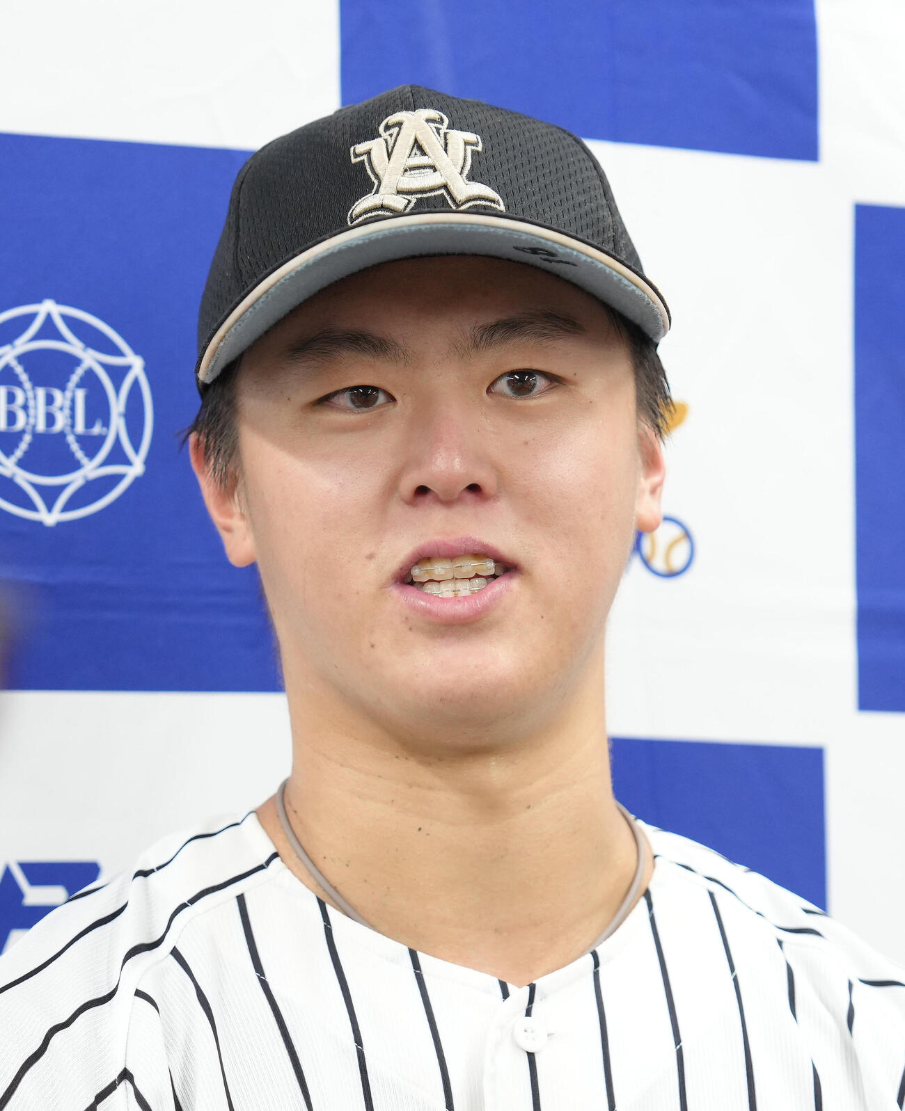 国学院大対亜大　無安打無得点試合を達成し、喜びを語る亜大・川尻啓人（撮影・足立雅史）
