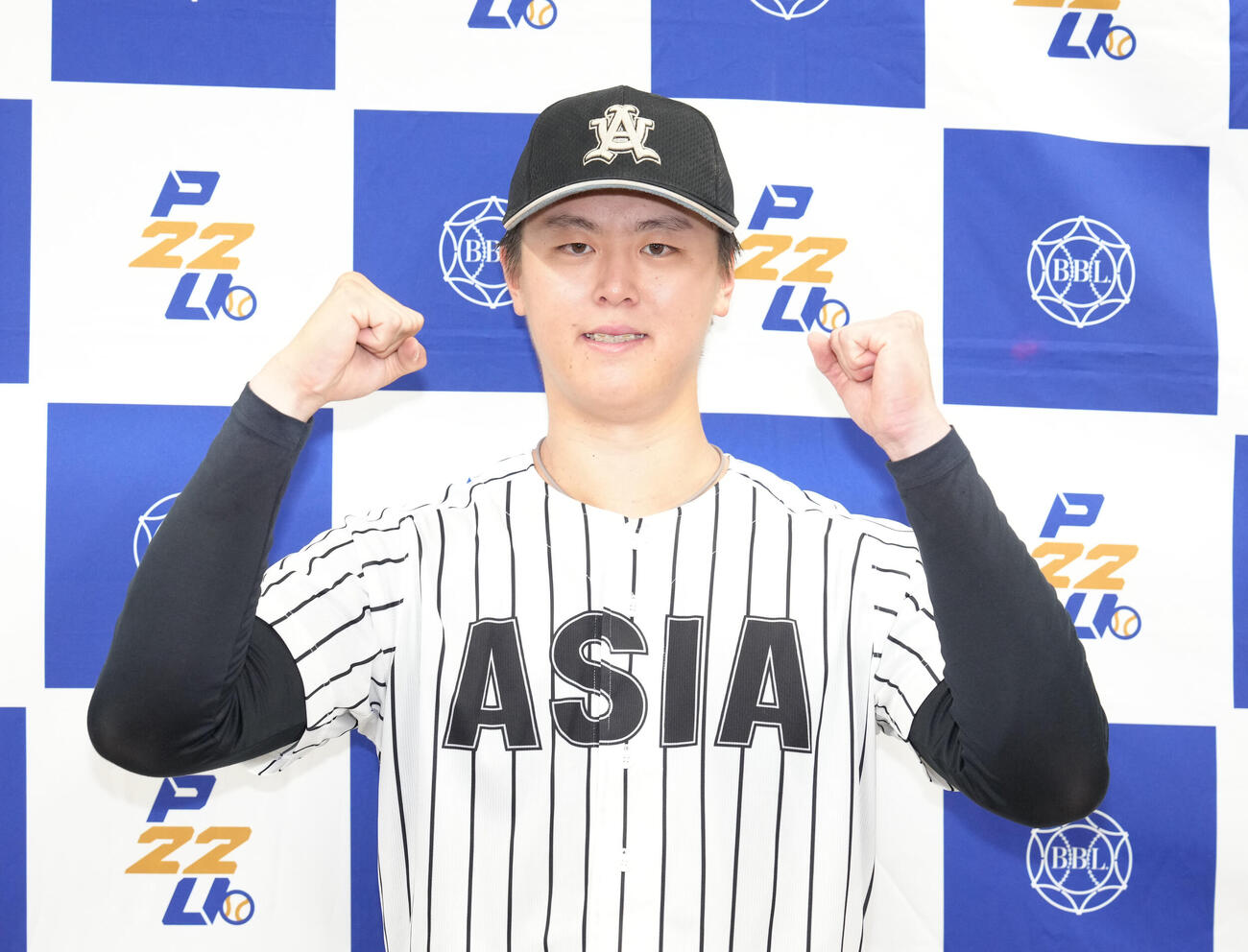 国学院大対亜大　無安打無得点試合を達成した亜大・川尻啓人は笑顔でガッツポーズを決める（撮影・足立雅史）