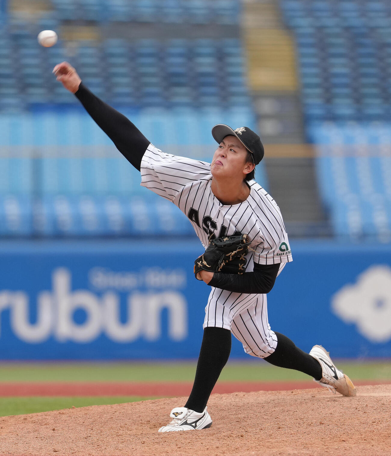 国学院大対亜大　無安打無得点試合を達成した亜大・川尻啓人（右端）（撮影・足立雅史）