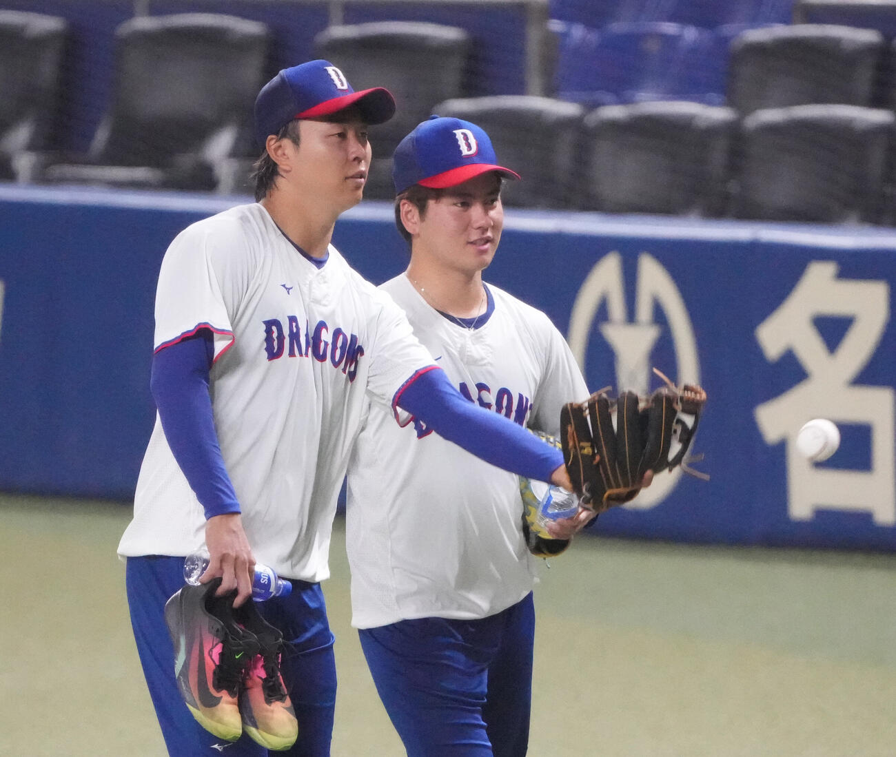 秋季練習を終え引き揚げる高橋宏斗（左）と金丸夢斗（撮影・森本幸一）
