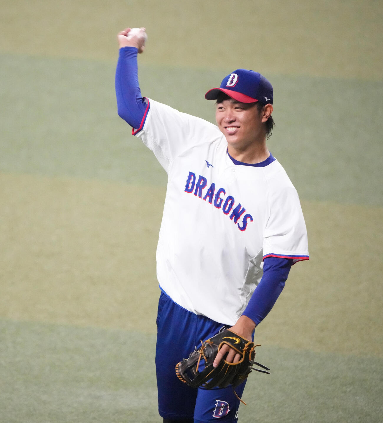 秋季練習でキャッチボールをする中日高橋宏斗（撮影・森本幸一）