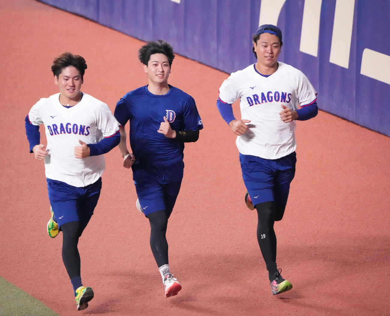 秋季練習でランニングをする左から金丸夢斗、吉田聖弥、高橋宏斗（撮影・森本幸一）