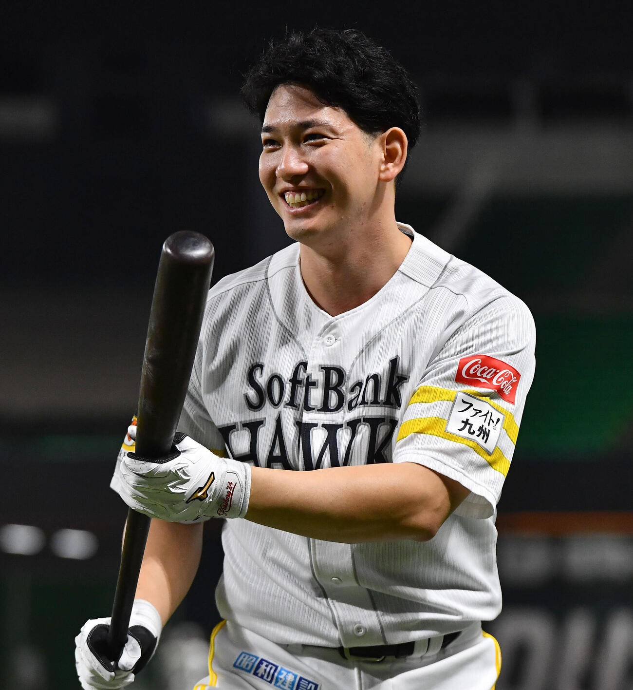 明るい表情で前日練習に臨むソフトバンク栗原陵矢（撮影・岩下翔太）