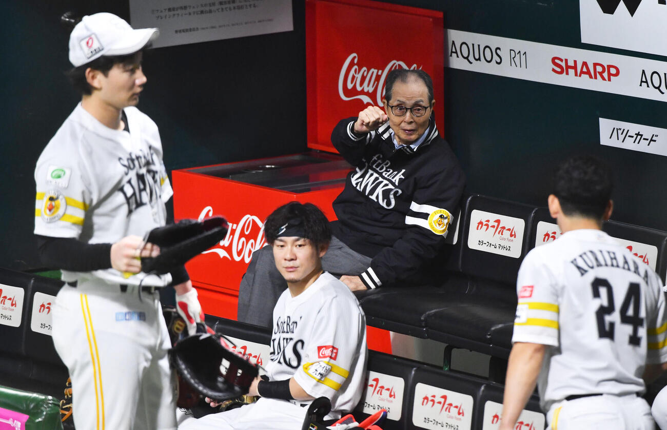 前日練習を行う、手前左から正木智也、牧原大成、栗原陵矢らナインを激励するソフトバンク王貞治球団会長兼特別チームアドバイザー（撮影・岩下翔太）