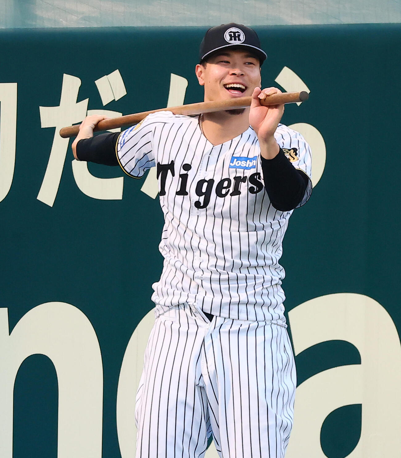 CSファイナル前日練習　阪神佐藤輝明は長尺棒を手に笑顔を見せる（撮影・加藤哉）
