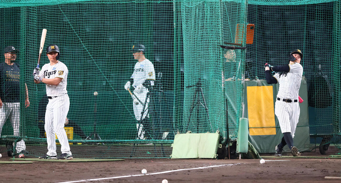 CSファイナル前日練習　並んで打撃練習する阪神森下翔太と右は佐藤輝明　（撮影・加藤哉）