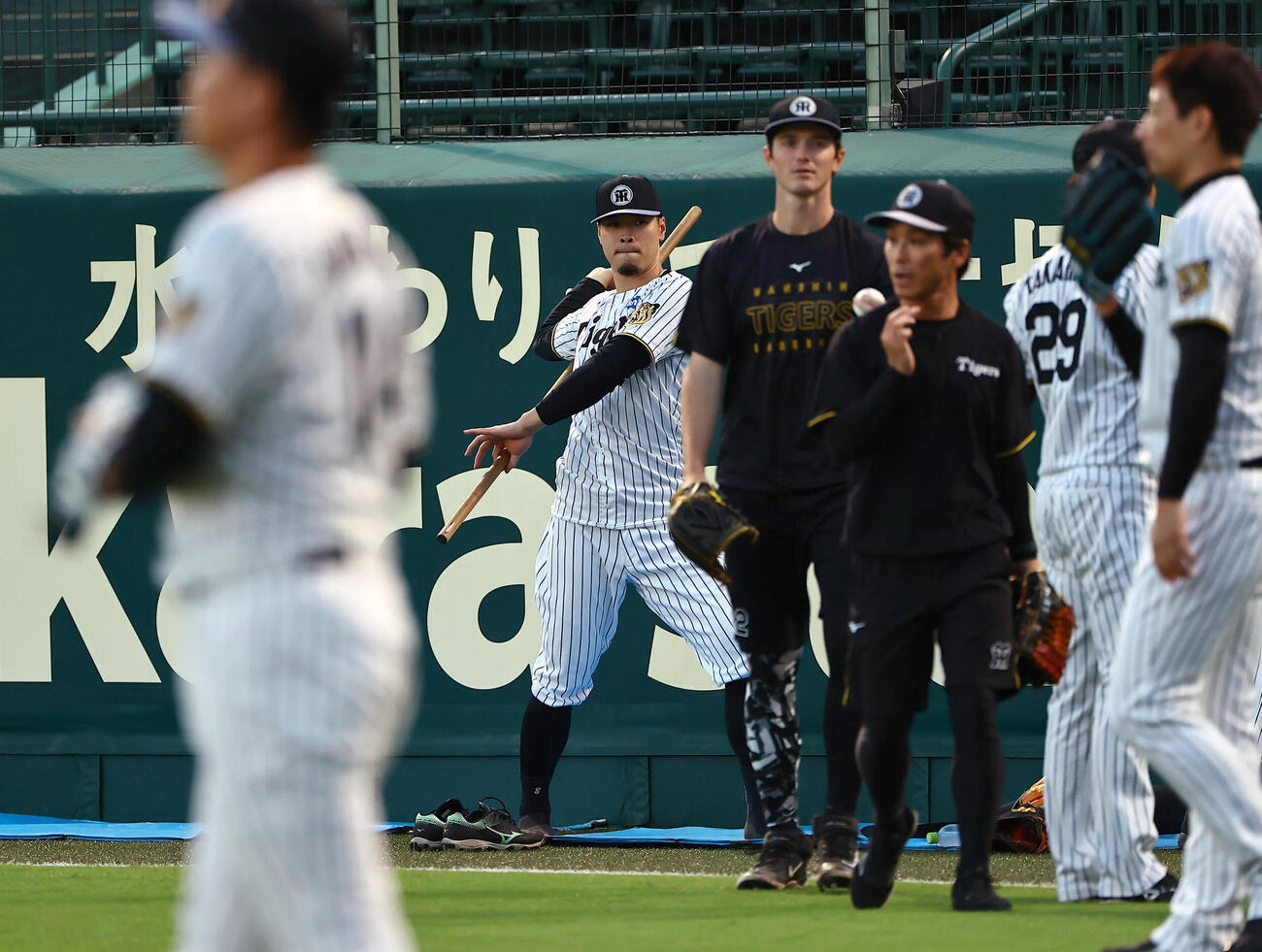ストレッチをする佐藤輝明（撮影・上田博志）