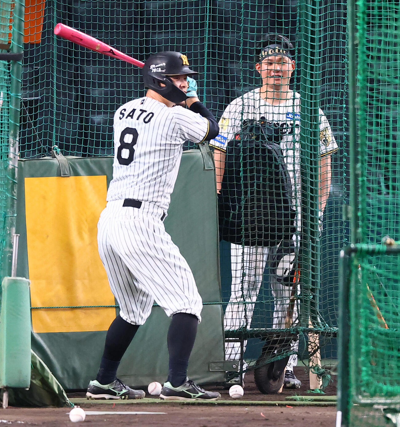 CSファイナル前日練習　打撃練習する阪神佐藤輝明。右は森下翔太（撮影・加藤哉）
