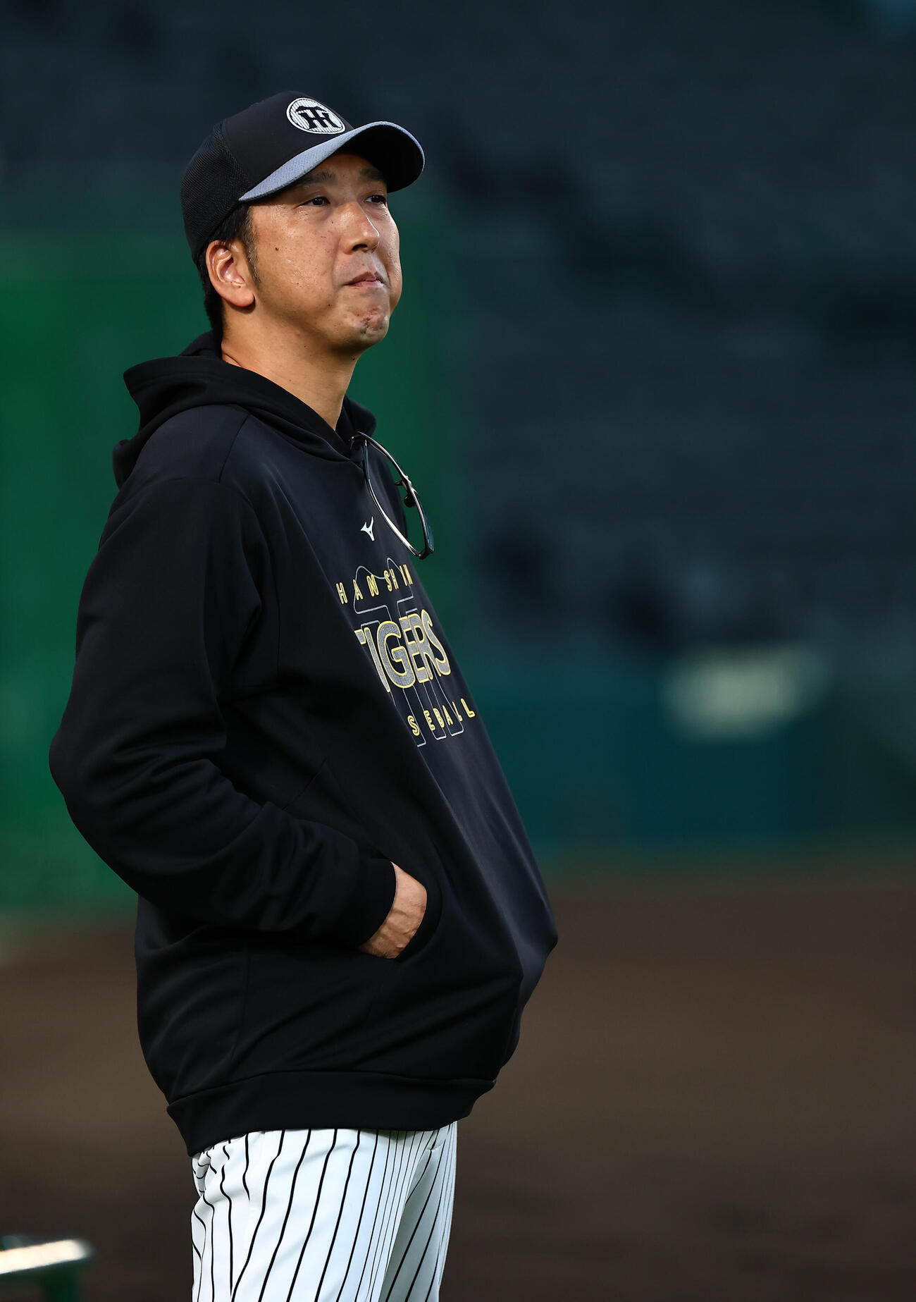 練習するナインを見守る藤川球児監督（撮影・上田博志）