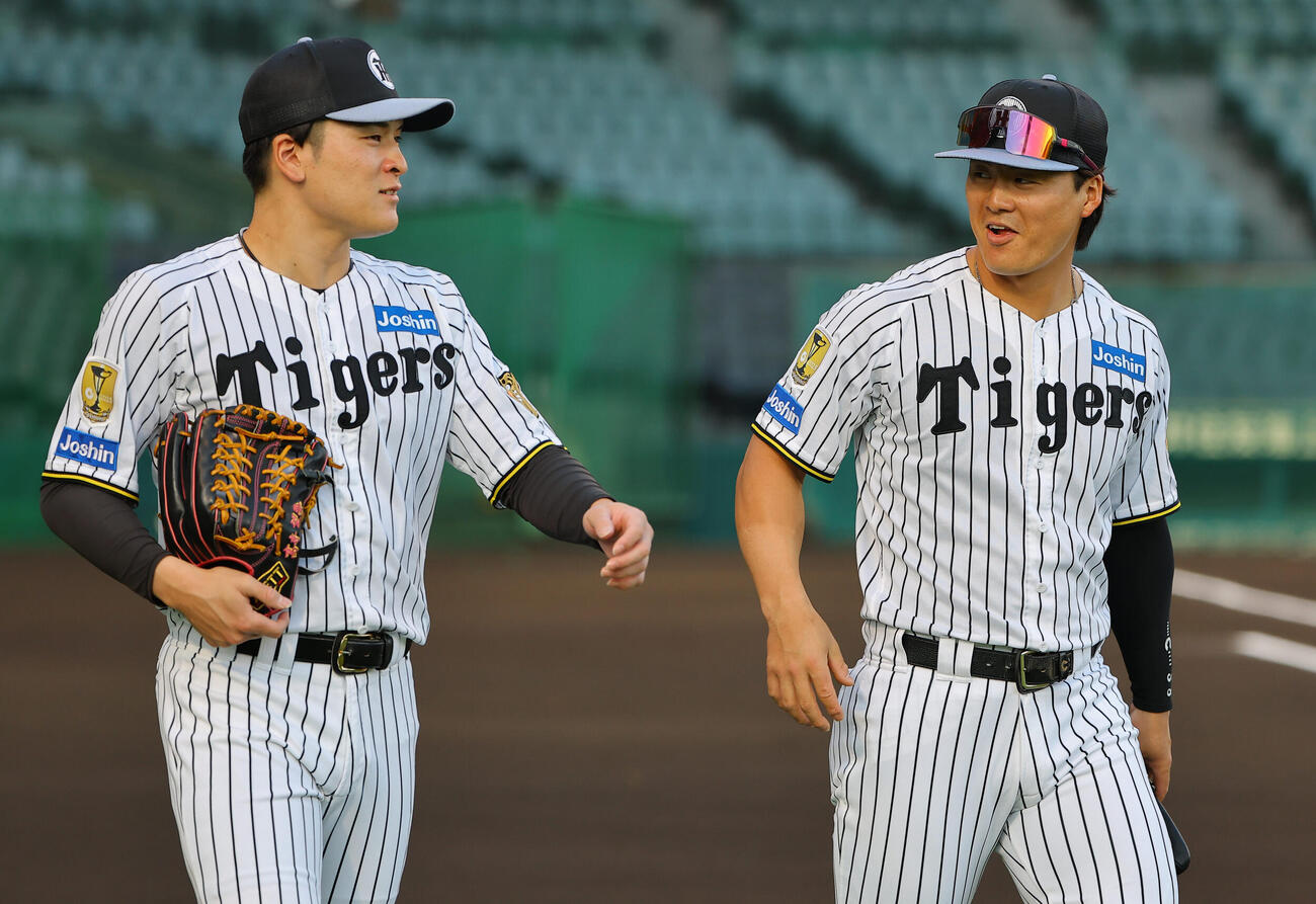笑顔を見せながらグラウンドに入る前川右京（右）と高寺望夢（撮影・上田博志）