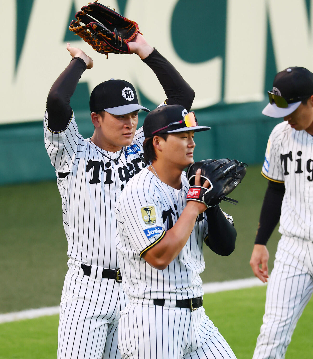 CSファイナル前日練習　阪神高寺望夢（左）は外野でフライ捕球を行う。右は前川右京　（撮影・加藤哉）