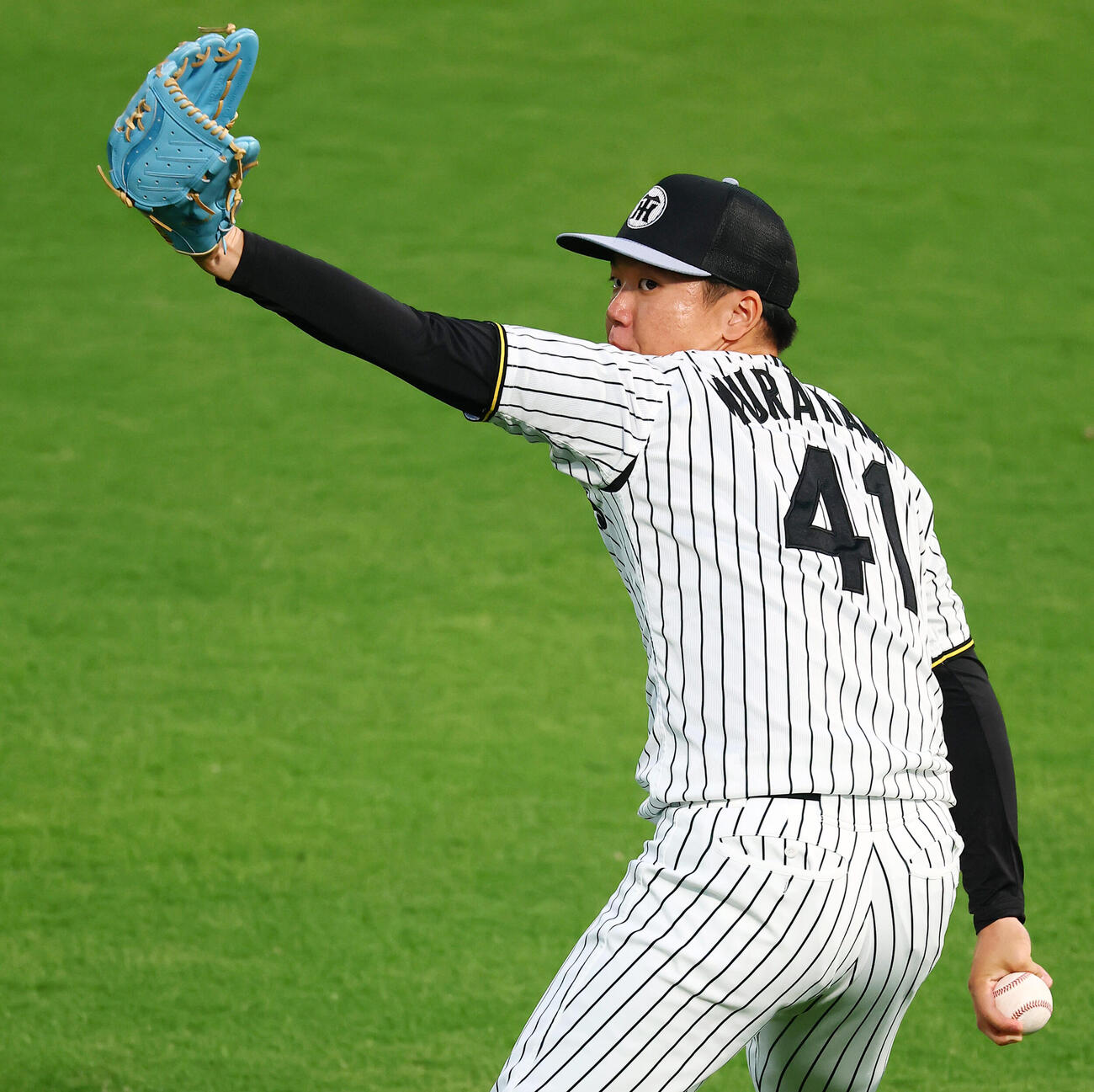 キャッチボールで調整する阪神村上頌樹（撮影・加藤哉）