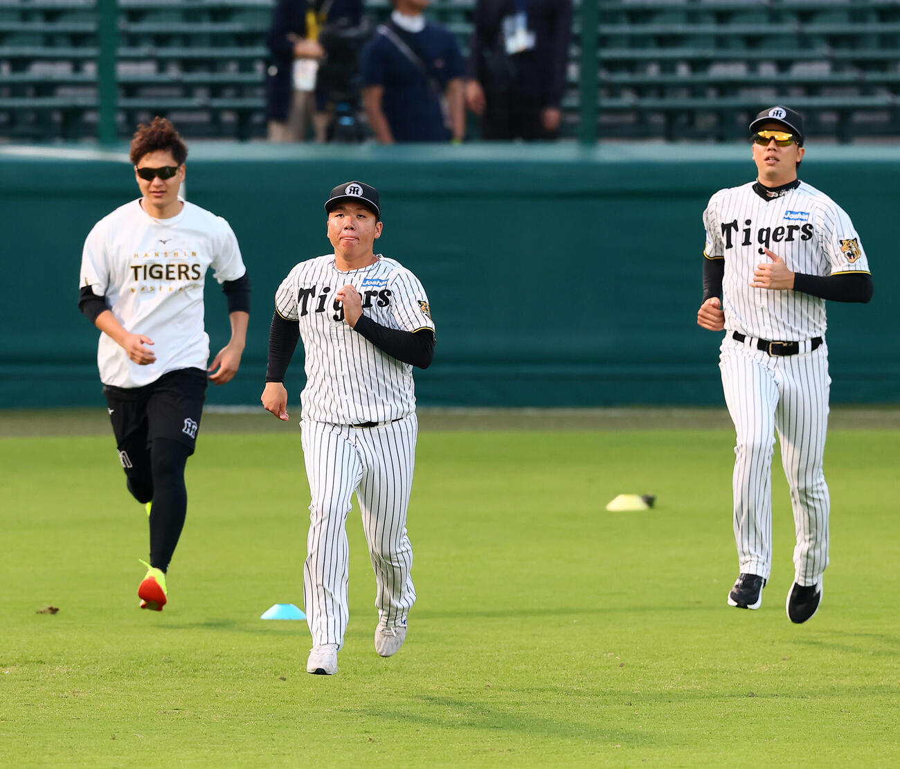 前日練習で阪神村上頌樹（中央）は、大竹耕太郎（左）、才木浩人らとともに外野をランニングする（撮影・加藤哉）