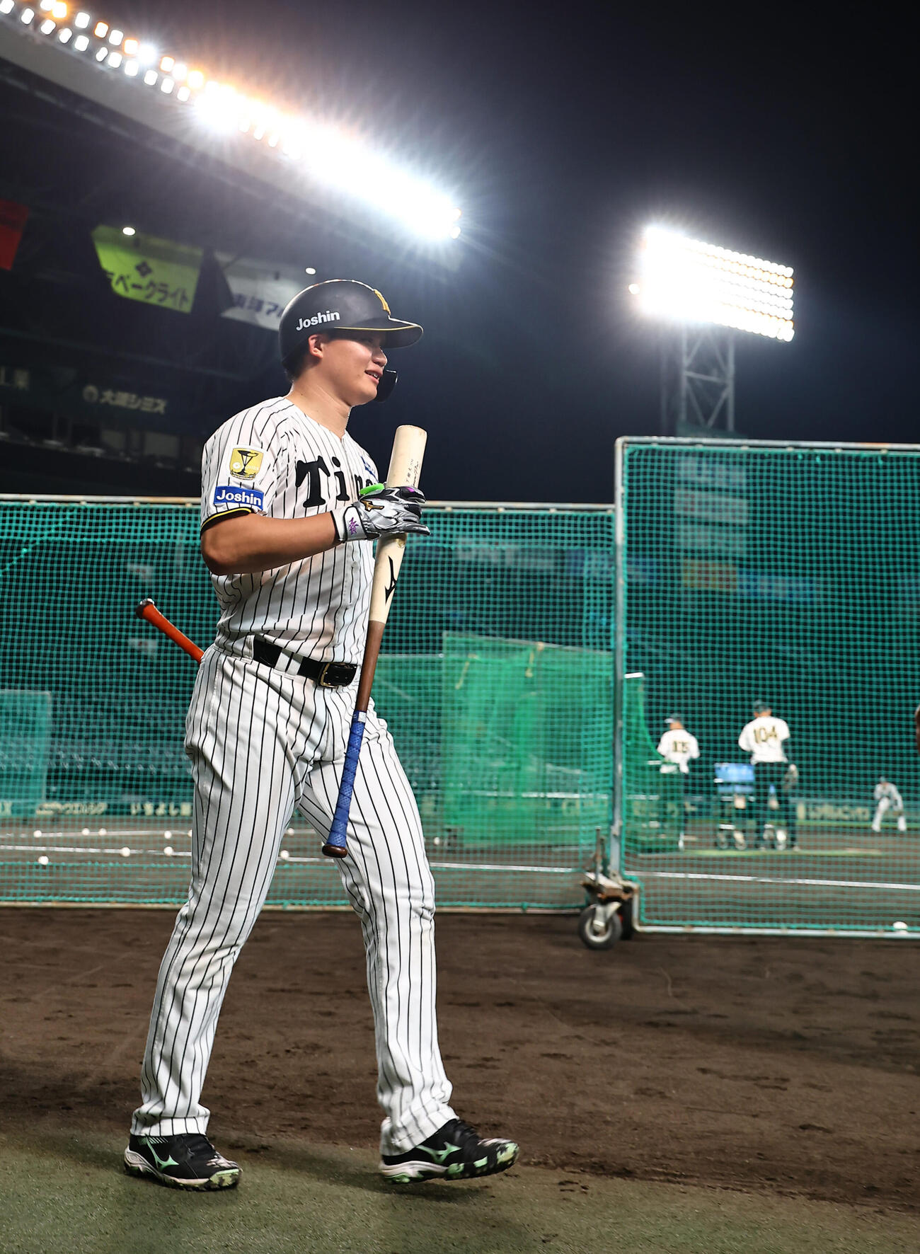 打撃練習を終えベンチ引き揚げる森下翔太（撮影・上田博志）