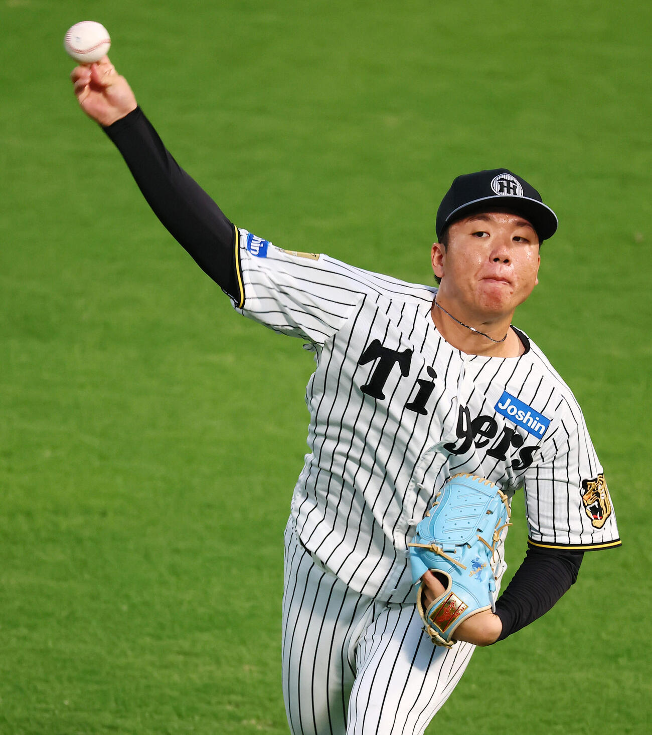 CSファイナル前日練習　練習でキャッチボールする阪神村上頌樹　（撮影・加藤哉）