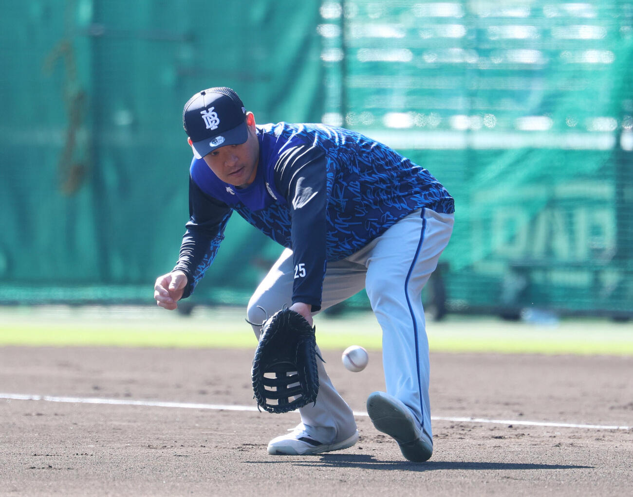 CS前日練習でノックを受けるDeNA筒香嘉智（撮影・増田悦実）